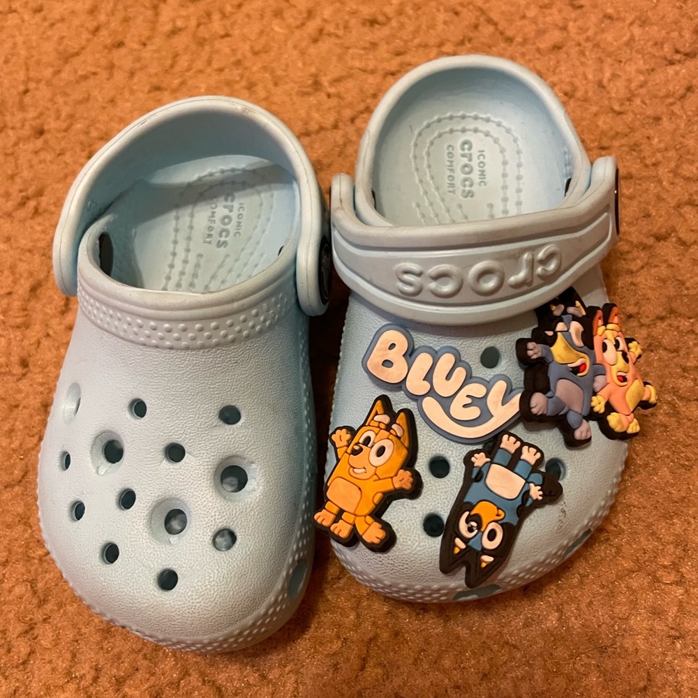 Size 5 blue crocs will come with extra bluey jibitz